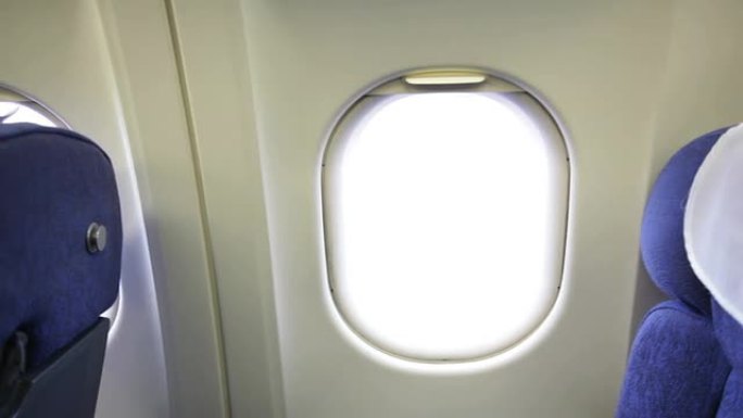 空的乘客座位和飞机窗户