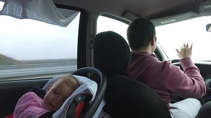 汽车中的幸福家庭自驾出游旅行外出兴奋开车