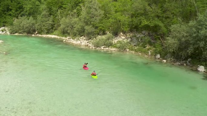高清: 皮划艇运动员在河上划桨