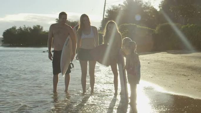 一家人在夏威夷的热带海滩度假