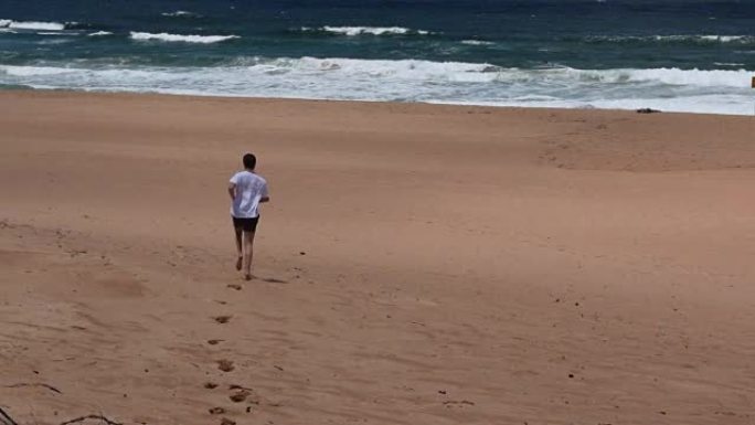 在沙滩上慢跑