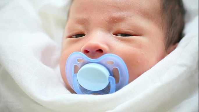 可爱的亚洲婴儿与奶嘴