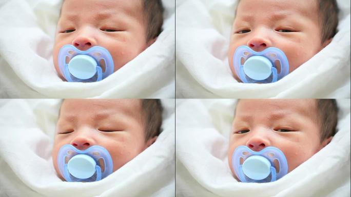 可爱的亚洲婴儿与奶嘴