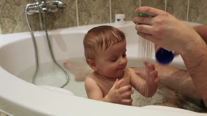 小男孩和爸爸在浴缸里玩