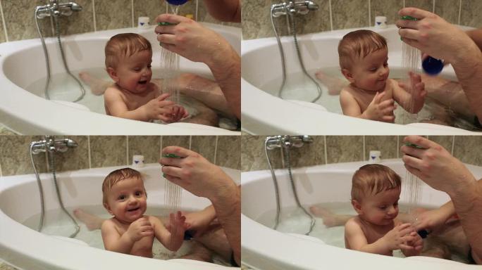 小男孩和爸爸在浴缸里玩