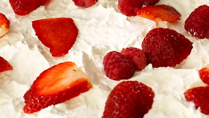 用草莓和覆盆子准备浆果巴甫洛娃蛋糕