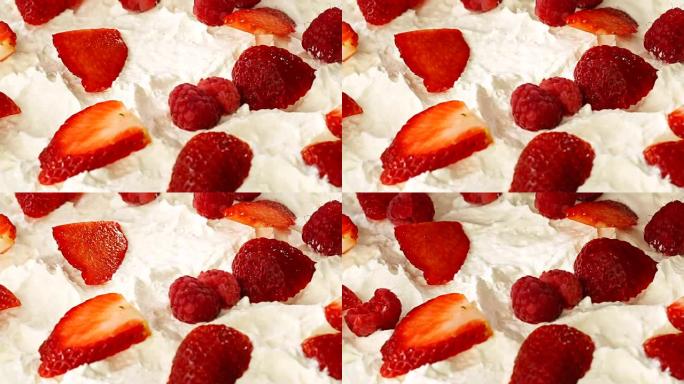 用草莓和覆盆子准备浆果巴甫洛娃蛋糕