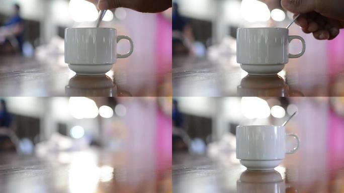 在咖啡馆里喝咖啡。