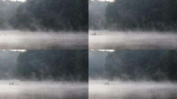 雾蒙蒙的湖面上漂流的旅行者