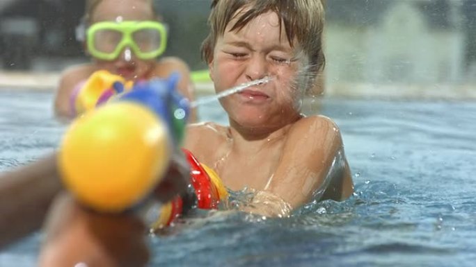 高清超慢动作: 儿童水战