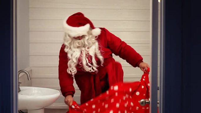 疯狂的浴室圣诞老人