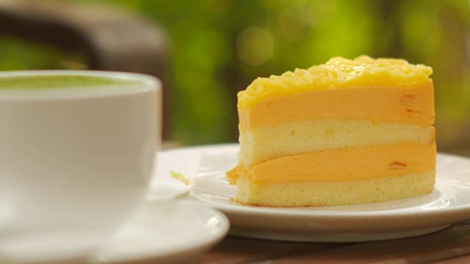 4K: 橙色奶油蛋糕上菜和切