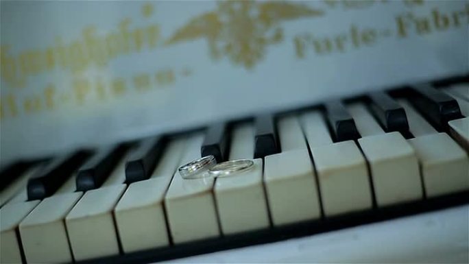 钢琴上的结婚戒指钢琴上的结婚戒指