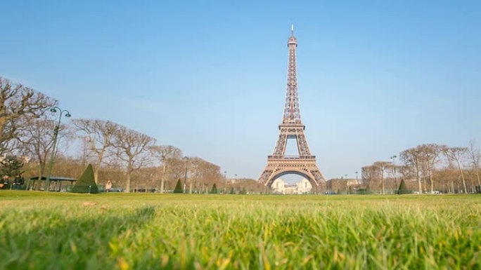高清延时：巴黎埃菲尔铁塔在花园黎明