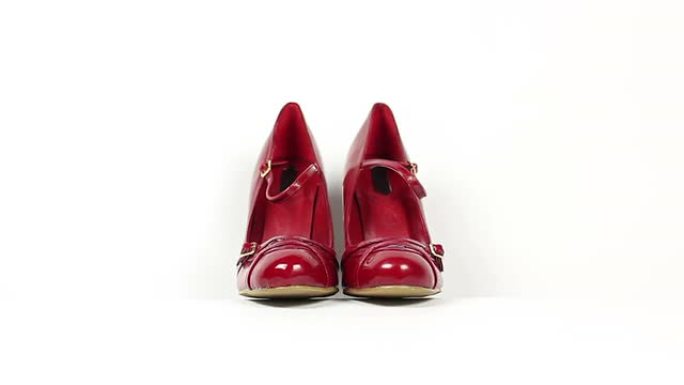 明亮的红色鞋子成为焦点-DOLLY