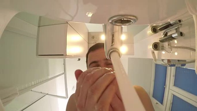 男人早上洗脸低视角仰拍拍摄面部清洁