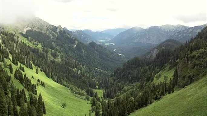 巴伐利亚阿尔卑斯山的山谷-鸟瞰图-巴伐利亚，直升机拍摄，空中视频，cineflex，建立镜头，德国