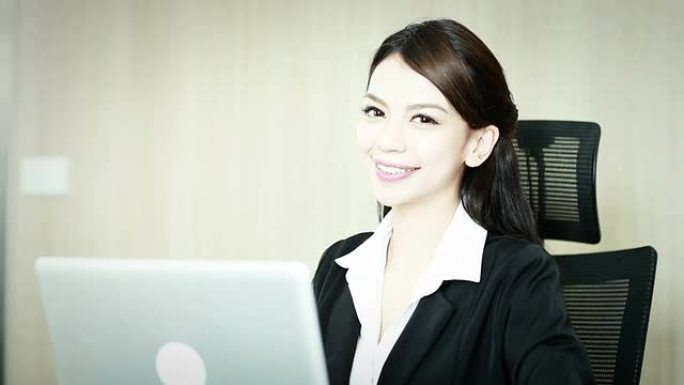 快乐的商业女人微笑着