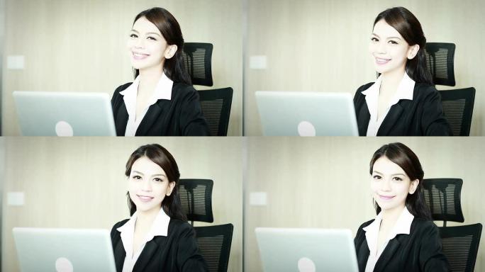 快乐的商业女人微笑着