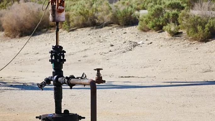 加利福尼亚沙漠中的移动油泵光杆特写
