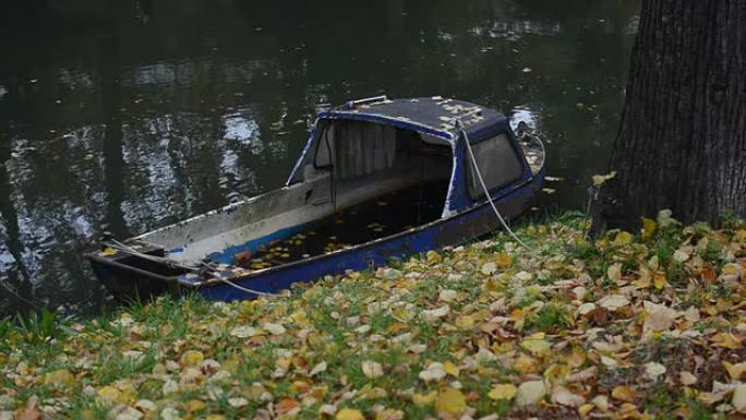 运河上的老船秋天景色渔船拍摄