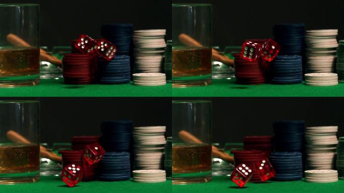 骰子掉落在带有筹码的赌场桌上