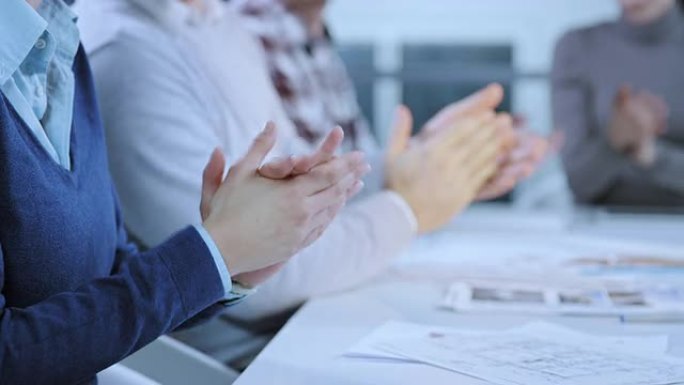 SLO MO在会上鼓掌