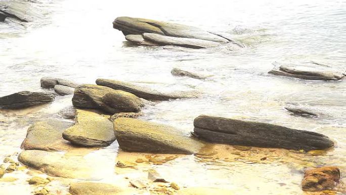 海滩上的岩石。