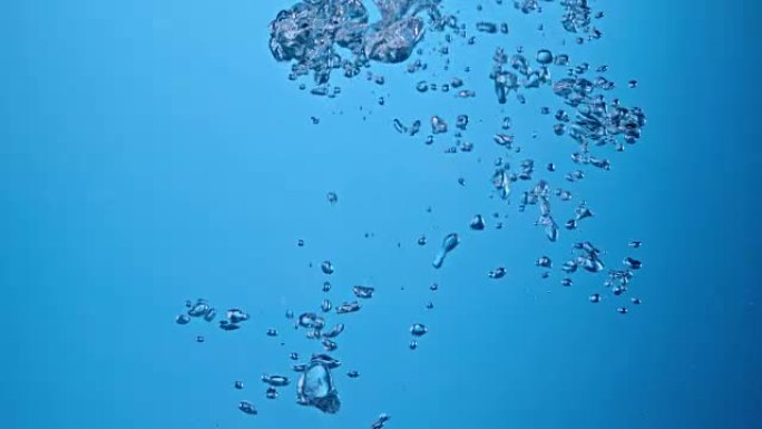 SLO MO气泡漂浮在水中
