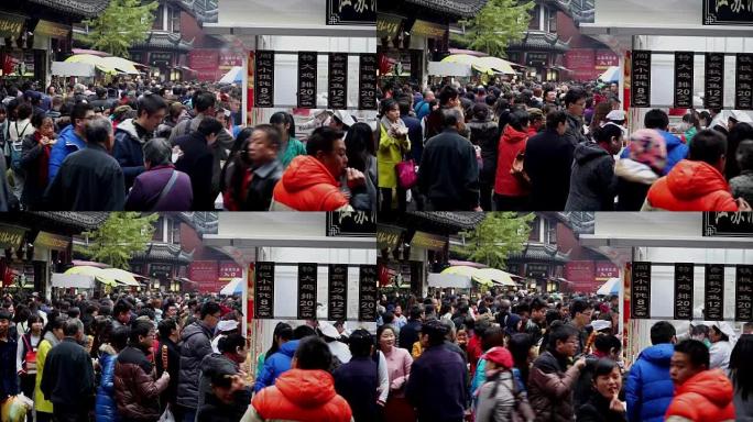 中国上海-2015年11月28日: 人们在中国上海著名的城隍庙购买小吃