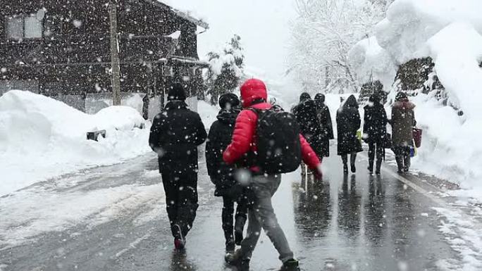 高清：雪中的白川河世界遗产日本游客蜂拥而至