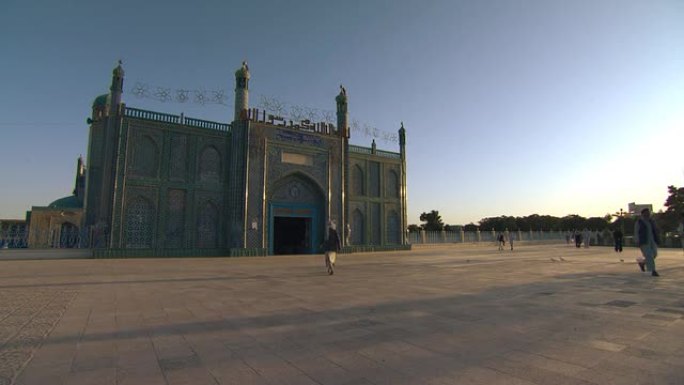 阿富汗的蓝色清真寺，人们在散步。