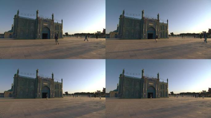 阿富汗的蓝色清真寺，人们在散步。