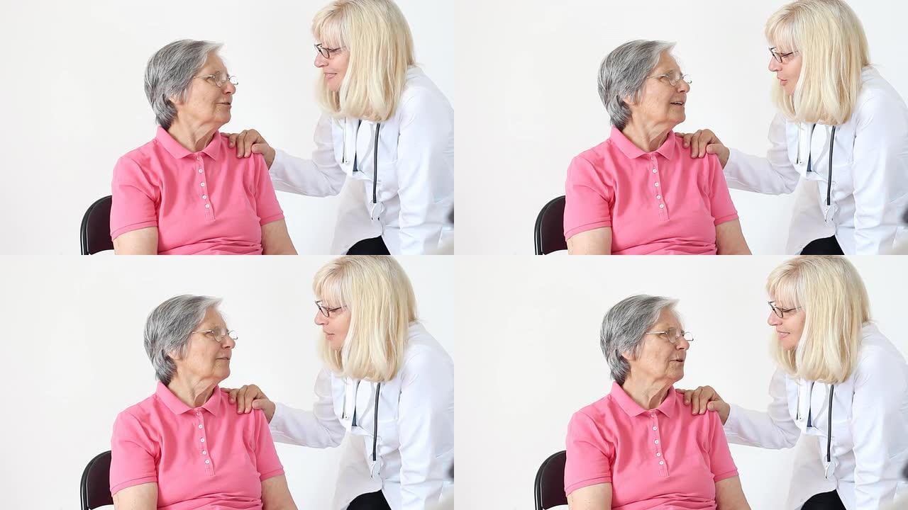 老年妇女看医生医生职业交谈了解病情