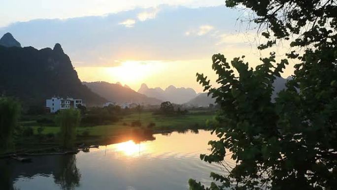 中国桂林，玉龙河上的日落。