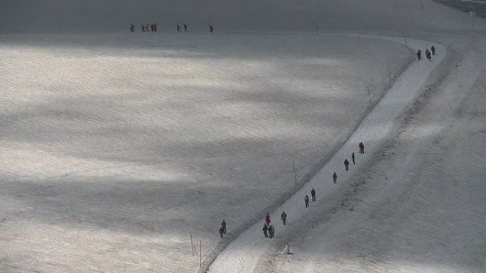 1080p：人们在冰川上徒步旅行1/2