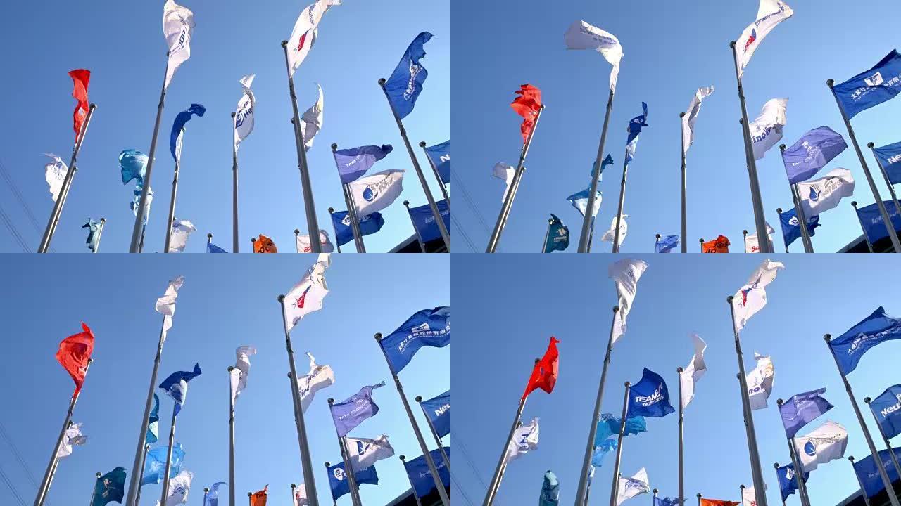 公司旗帜在蓝天4k中随风飘扬