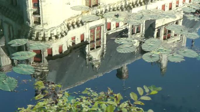 倒映在水中的中世纪法国宫殿