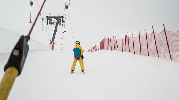 HD：滑雪缆车上的儿童滑雪者
