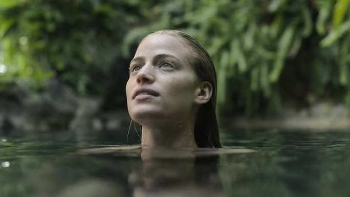 水中的女人抬头看旅游度假游玩景区