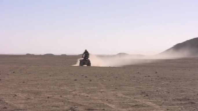 骑四轮自行车沙漠骑手沙漠驾驶沙地运动