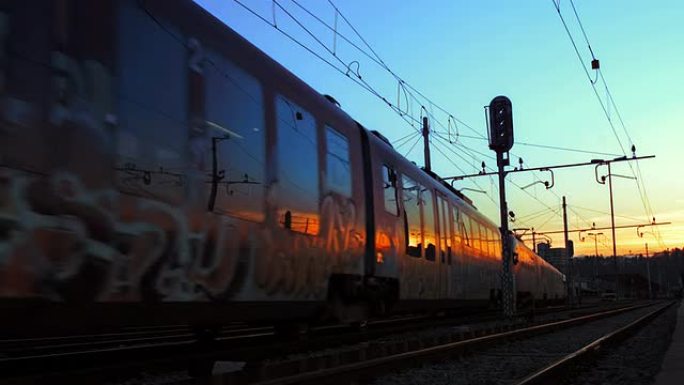 离开车站的旅客列车