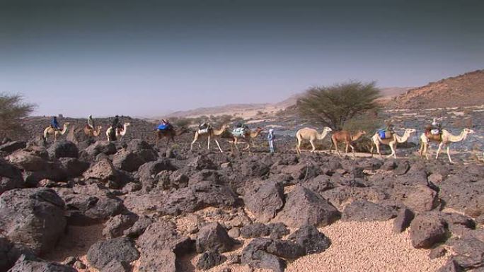 沙漠中的骆驼商队山脉风景队伍