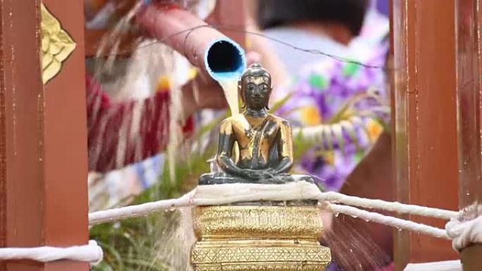 在泰国佛陀寺浇灌佛像