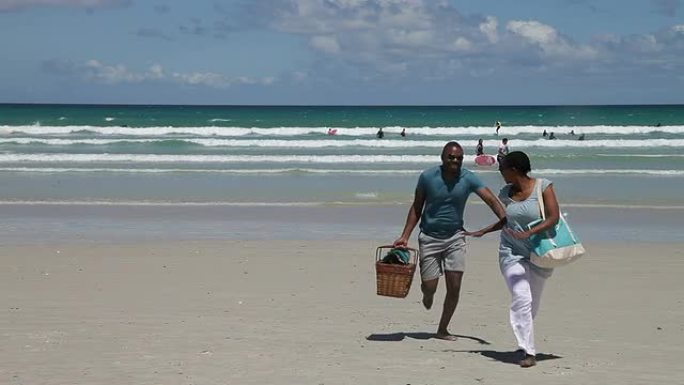 非洲男子在海滩上追逐妻子