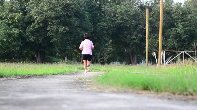 公园里慢跑的女人体育锻炼身心修养陶冶情操