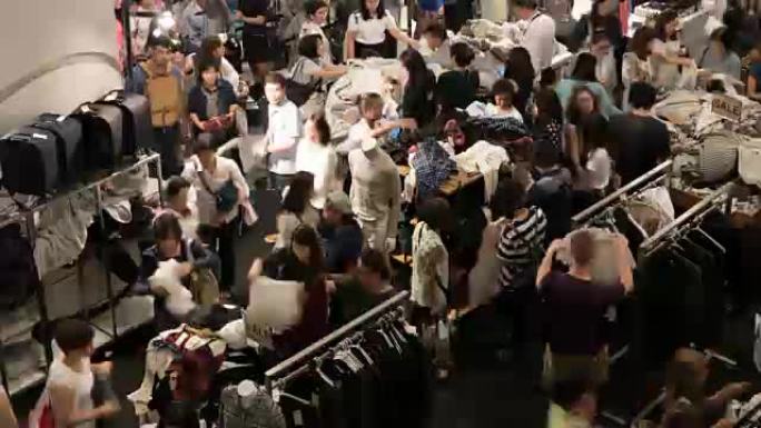 4k-人们购物服装店打折促销
