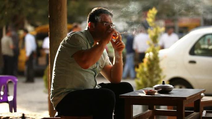 香烟和茶抽烟喝茶男子外国人男性吸烟
