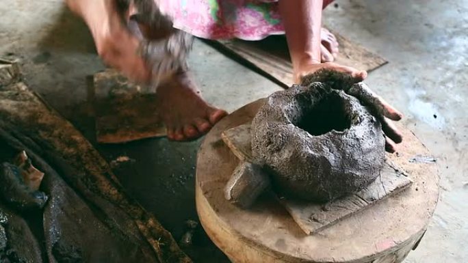 资深亚洲女性手工制作传统陶器