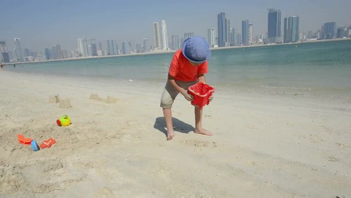 STEADICAM：小男孩在海滩上玩耍